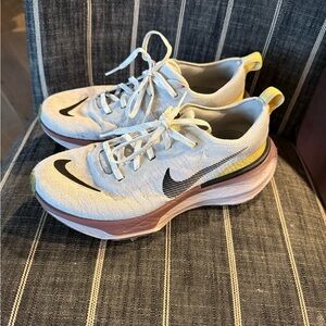 Nike Women's Invincible Run 3 White and mauve pink Running Shoes